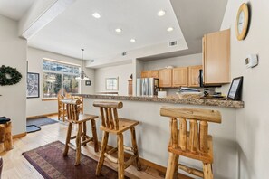 Réfrigérateur, micro-ondes, four, lave-vaisselle