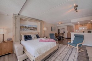 1 chambre, bureau, fer et planche à repasser, lit parapluie