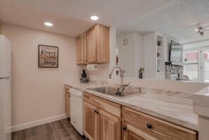 Een koelkast, een microgolfoven, een oven, een kookplaat