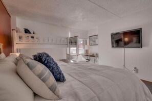 1 slaapkamer, een bureau, een strijkplank/strijkijzer, reisbedje