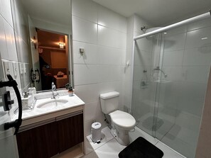 Serviettes fournies, savon, papier toilette