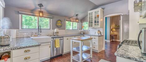 Fridge, microwave, stovetop, dishwasher