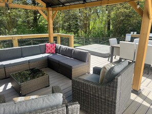 Outdoor dining - Charming Meadow Farmhouse on 1+ acre with Hot Tub, walk to Downtown, Renovated (Alpharetta)