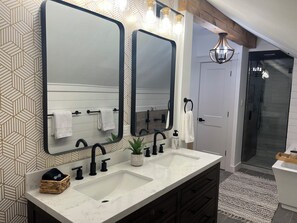 Shower, hair dryer, towels, soap - Charming Meadow Farmhouse on 1+ acre with Hot Tub, walk to Downtown, Renovated (Alpharetta)