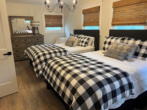 3 bedrooms, iron/ironing board, travel cot, WiFi - Charming Meadow Farmhouse on 1+ acre with Hot Tub, walk to Downtown, Renovated (Alpharetta)