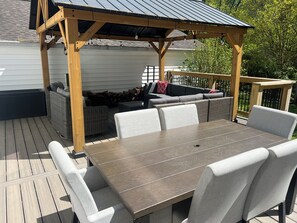 Outdoor dining - Charming Meadow Farmhouse on 1+ acre with Hot Tub, walk to Downtown, Renovated (Alpharetta)