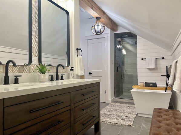 Shower, hair dryer, towels, soap - Charming Meadow Farmhouse on 1+ acre with Hot Tub, walk to Downtown, Renovated (Alpharetta)