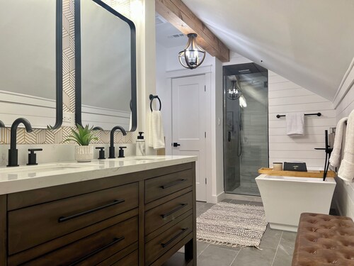Charming Meadow Farmhouse on 1+ acre with Hot Tub, walk to Downtown, Renovated