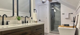 Charming Meadow Farmhouse on 1+ acre with Hot Tub, walk to Downtown, Renovated