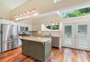Frigorífico, microondas, horno y placa de cocina