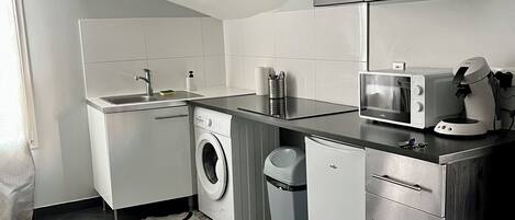 Refrigerador, microondas, parrilla de estufa y cafetera y tetera