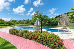 Una piscina al aire libre