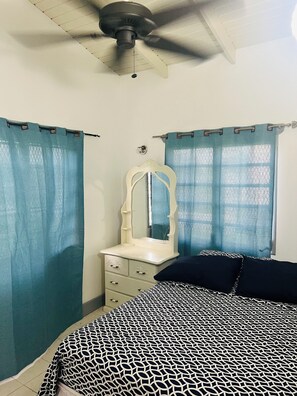 3 Schlafzimmer, Schreibtisch, Bügeleisen/Bügelbrett, WLAN