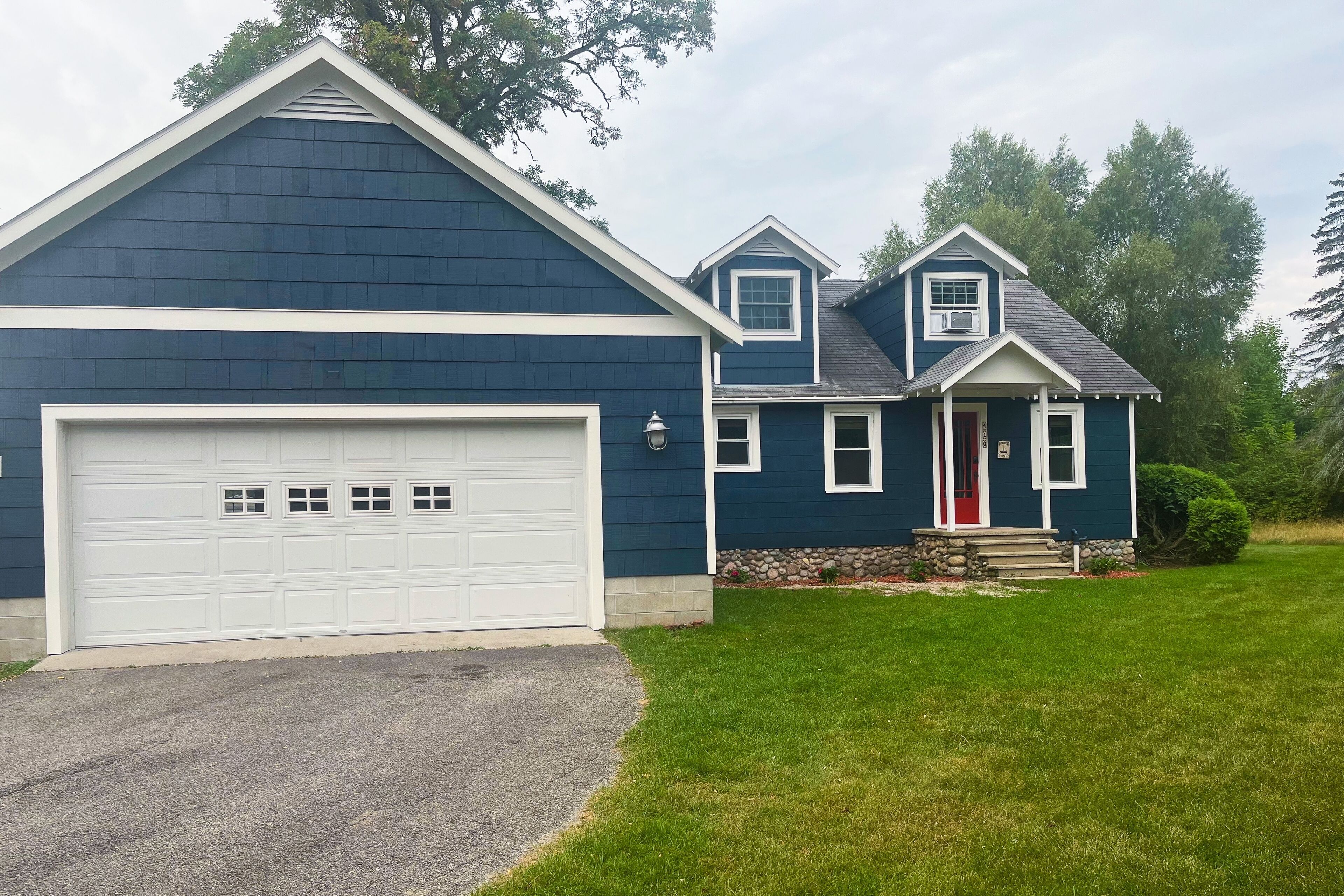 Cozy dog-friendly cottage, beaches nearby, yard, firepit, wifi, sunroom, garage