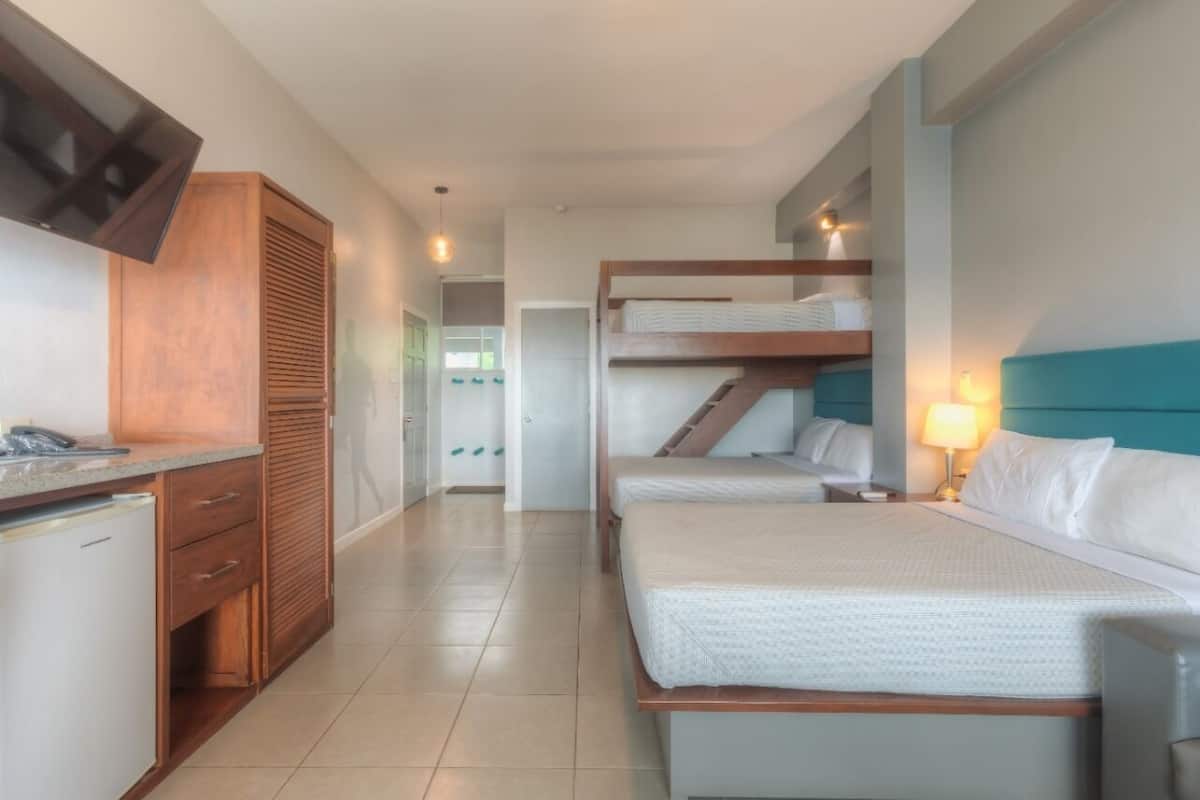 Triple Room | In-room safe, desk, WiFi (free), bed sheets