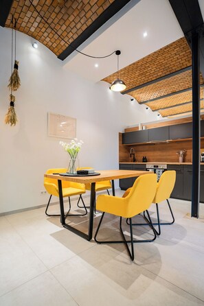 Dining - Luxus Loft 100qm - Sauna - 4 Personen - Parkplatz - Zentral (Wiesbaden)