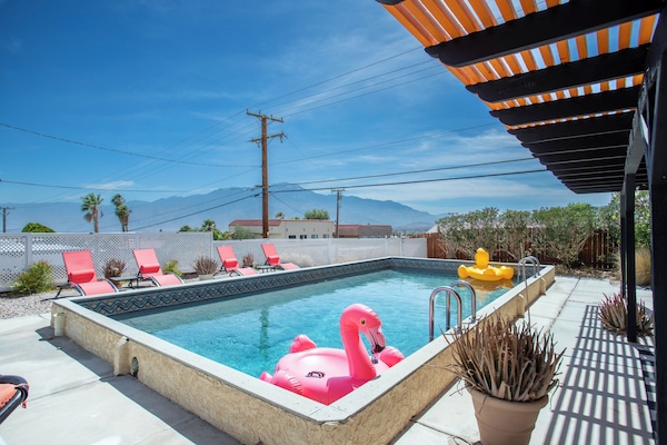 Una piscina al aire libre, una piscina climatizada
