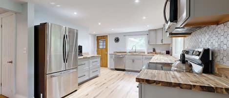 Geladeira, micro-ondas, fogão, cooktop