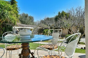 Outdoor dining - Light-filled 2BD home with Garden near the Beach (PWPQ+27X Anavyssos, Greece)