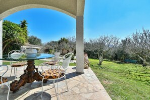 Outdoor dining - Light-filled 2BD home with Garden near the Beach (PWPQ+27X Anavyssos, Greece)