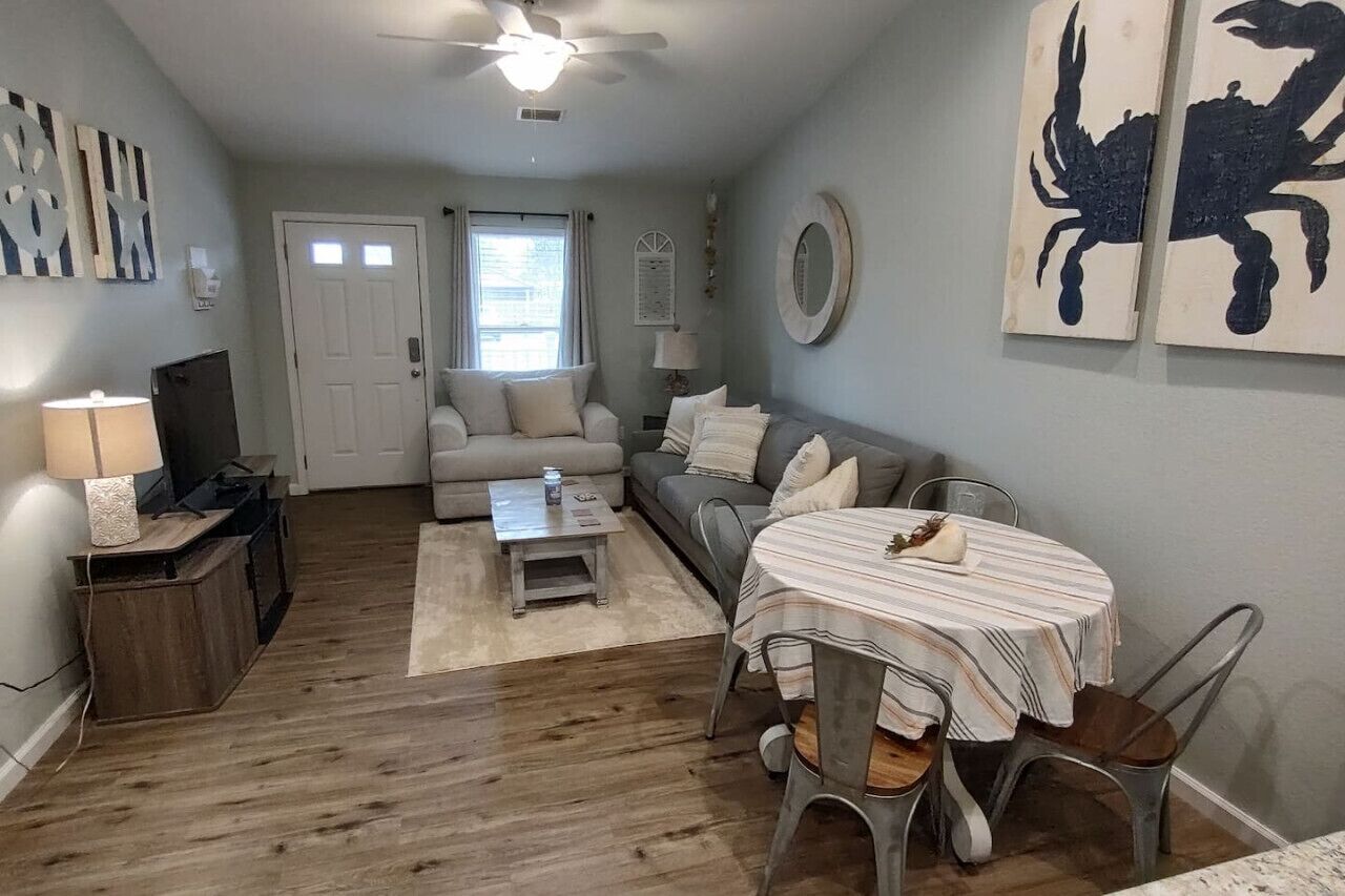 Pet Friendly, No Pet Fees ! King Bed , Low Rates - Port St. Joe, FL