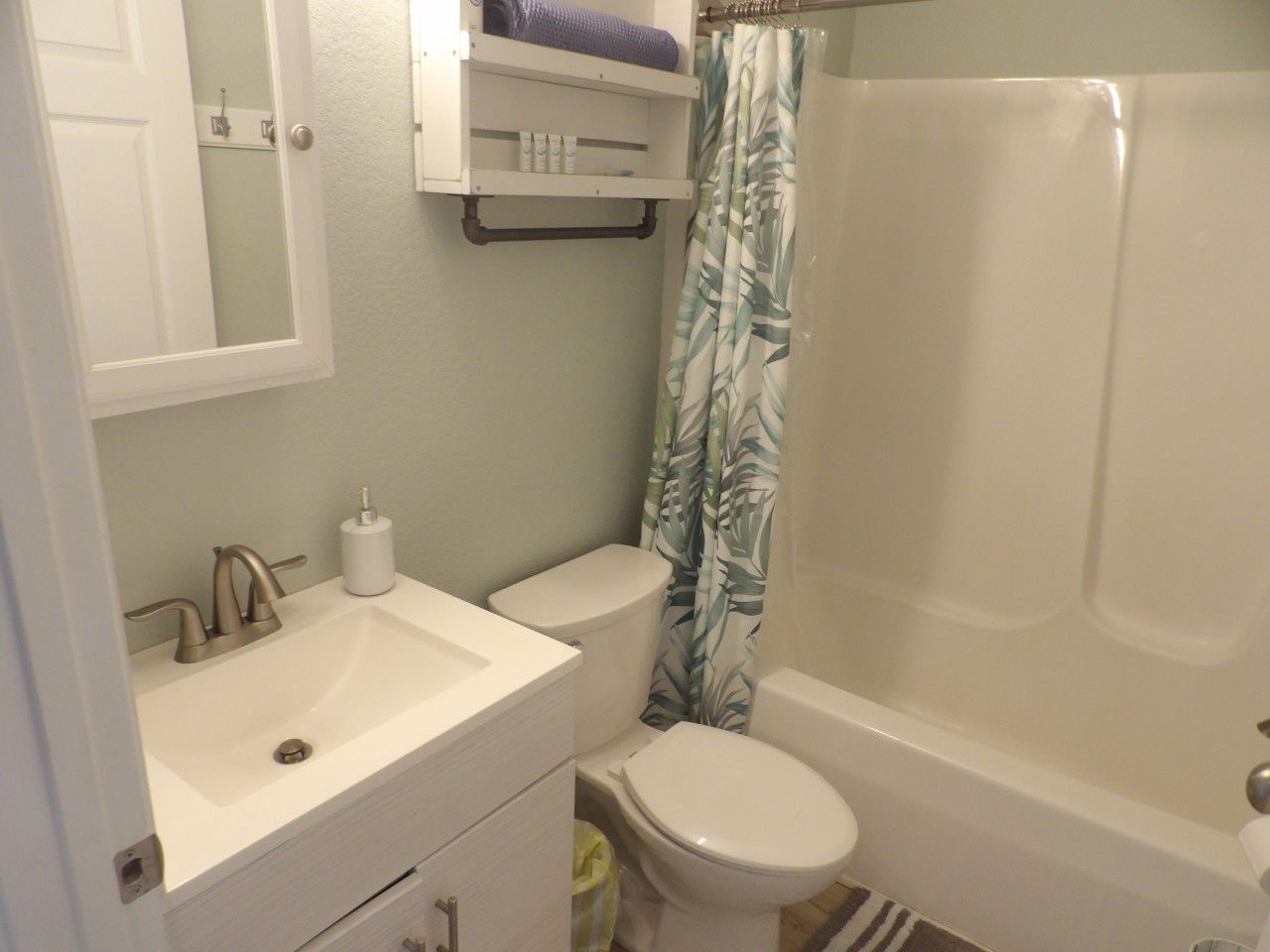 Un baño con lavabo, inodoro y bañera.