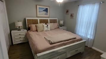 Escritorio, tabla de planchar con plancha, wifi y ropa de cama