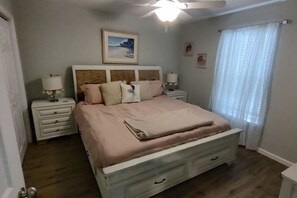 Bureau, fer et planche à repasser, Wi-Fi, draps fournis