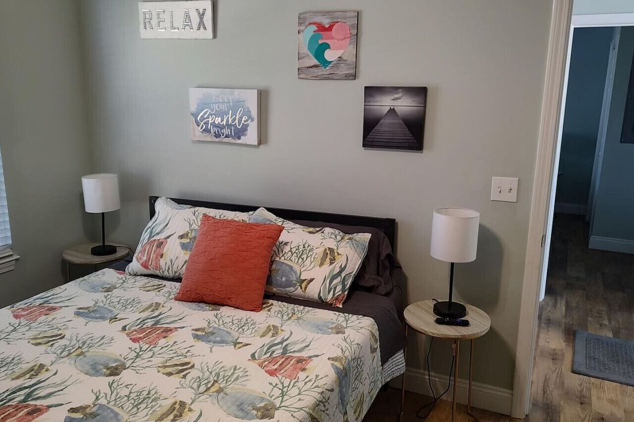 Desk, iron/ironing board, WiFi, bed sheets