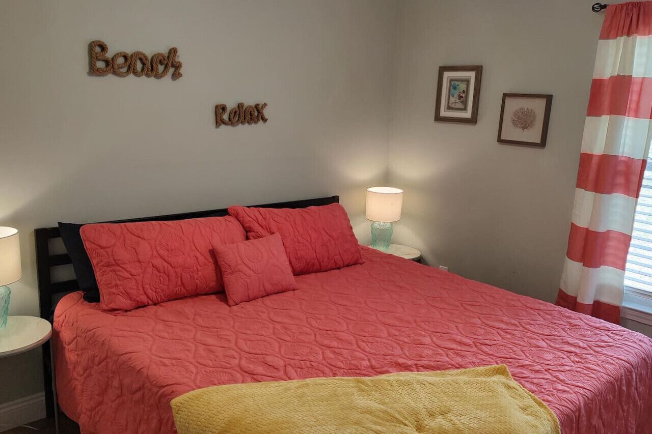 Desk, iron/ironing board, WiFi, bed sheets