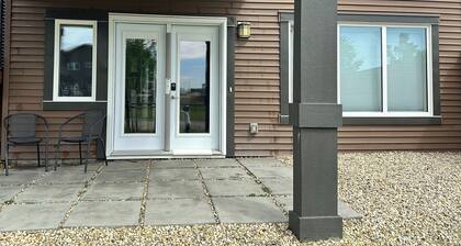 Juanu’s Cozy Cove - Walkout Basement Suite
Family Friendly
15mins from Airport