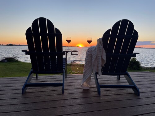 The Gatsby Getaway - A Charming 100-Year-Old Lakeside Retreat in Beaver Dam!