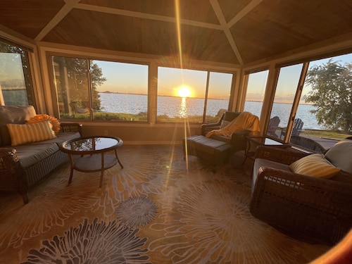The Gatsby Getaway - Your Charming 100 Year Old Lakeside Retreat in Beaver Dam