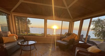The Gatsby Getaway - Your Charming 100 Year Old Lakeside Retreat in Beaver Dam