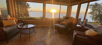 The Gatsby Getaway - Your Charming 100 Year Old Lakeside Retreat in Beaver Dam