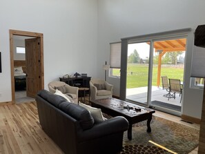 Smart TV, fireplace - Brand New Spectacular 2BR house with view of Bitterroot Mountains. (Florence)