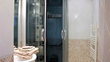 Een douche, een haardroger, handdoeken, zeep