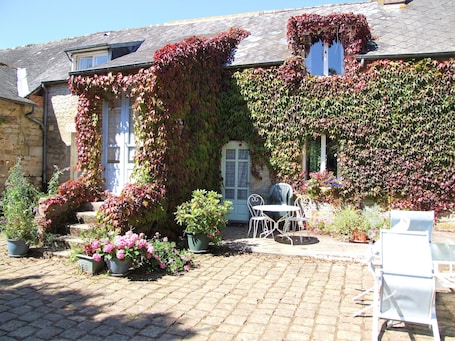 Outdoor dining. Comfortable Bed & Breakfast between Bagnoles de l'Orne and Domfront.