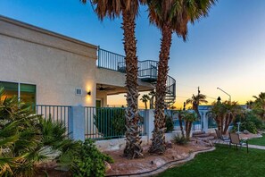 المنطقة المحيطة بالمنشأة