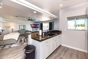 6 slaapkamers, een bureau, een strijkplank/strijkijzer, reisbedje