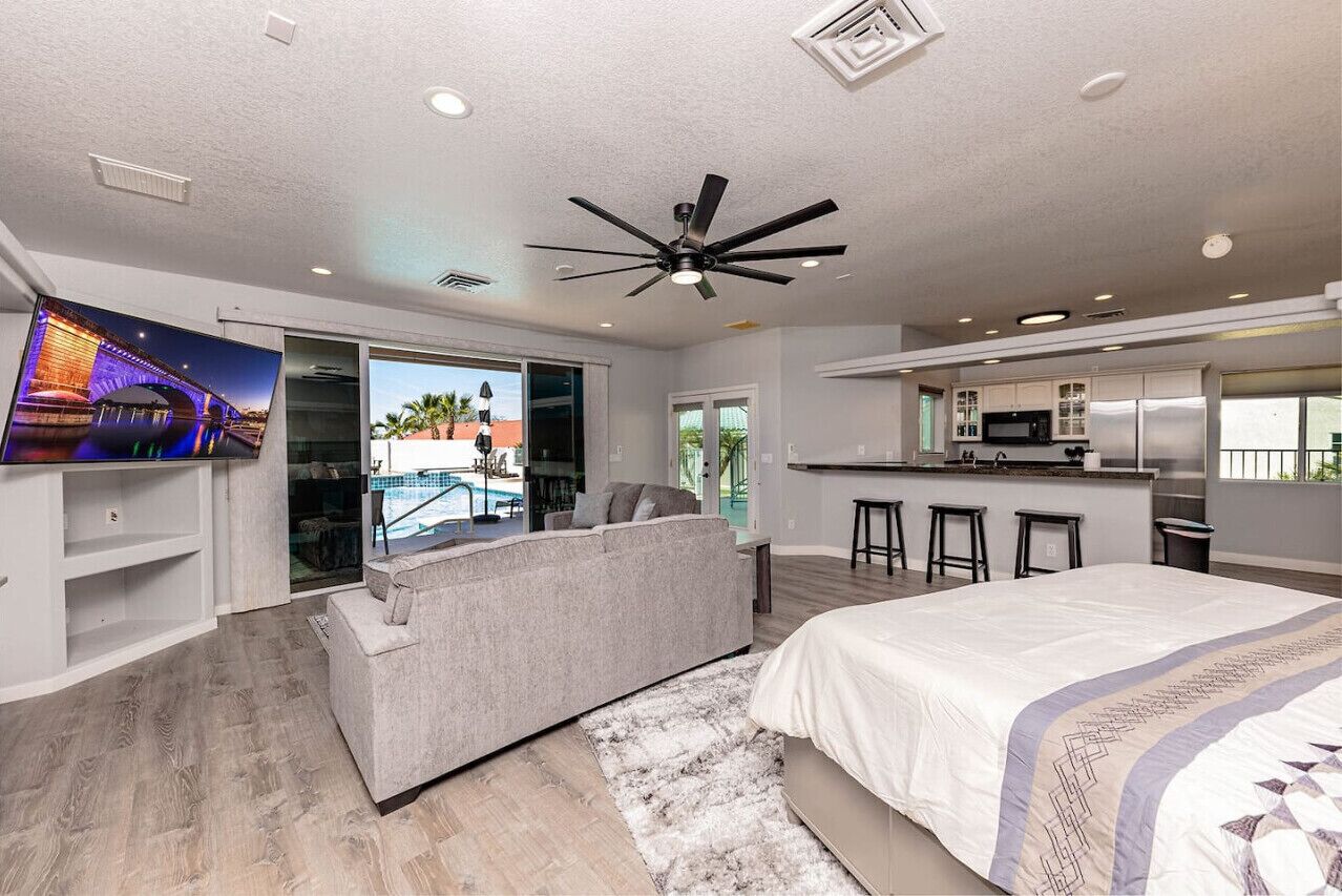 6 bedrooms, desk, iron/ironing board, travel cot