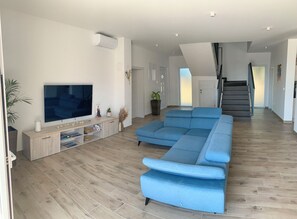 Smart-TV, Kamin, Tischtennisplatte