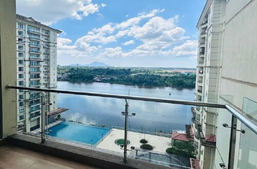 River view comfy homestay! Family-sized condo with Pool and Jacuzzi
