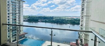 River view comfy homestay! Family-sized condo with Pool and Jacuzzi