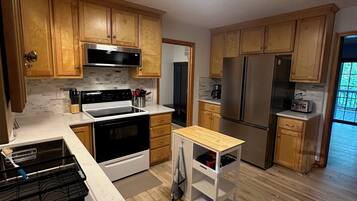 ثلاجة، ميكروويف، فرن، موقد طهي مسطح