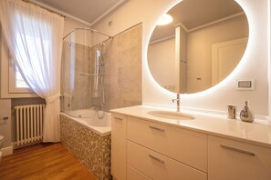 Dusche, Haartrockner, Bidet, Handtücher