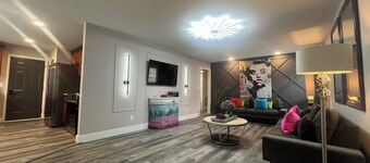 Unique 3-bedroom chic home in Clarksville with great attractions near Nashville!