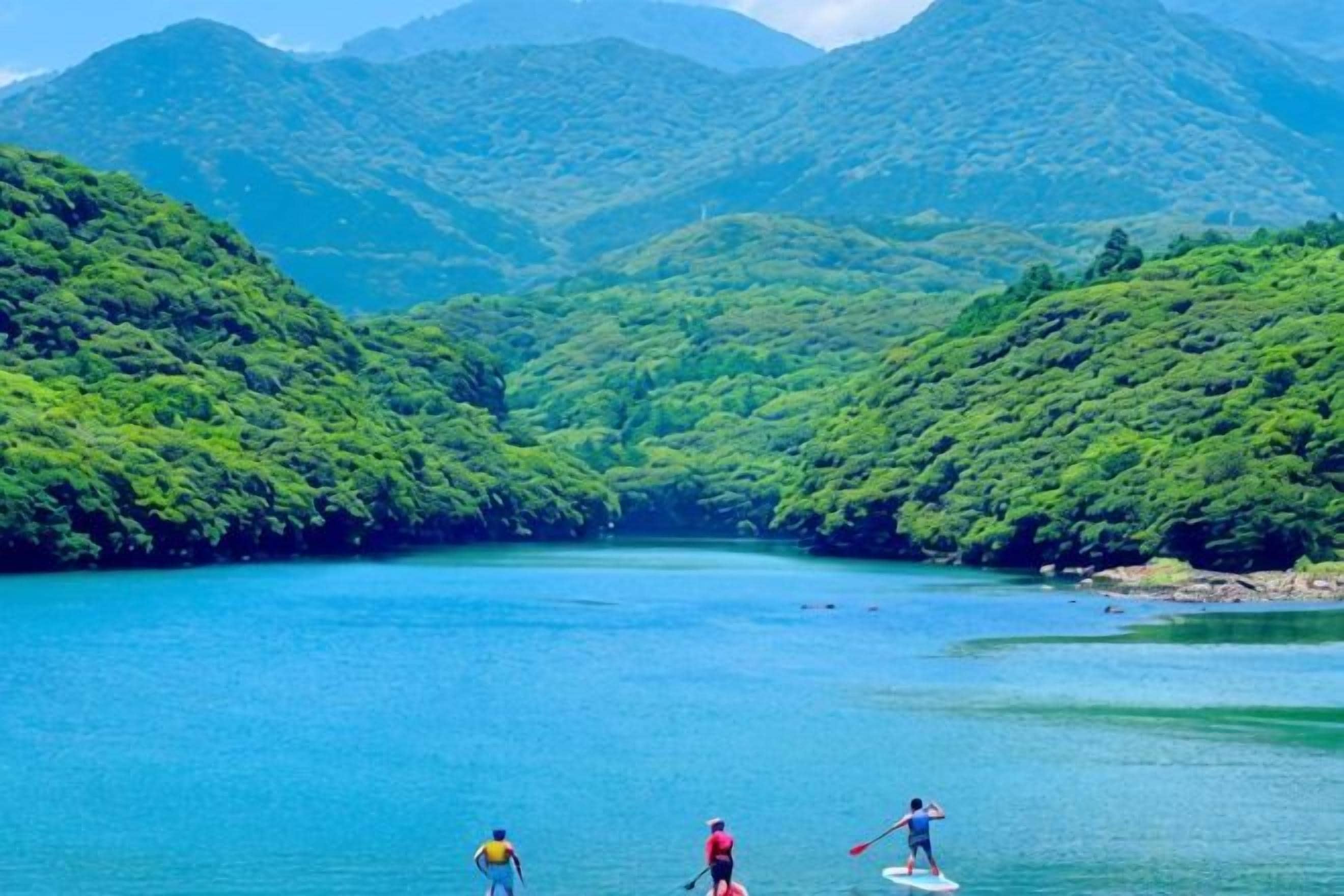 A lake surrounded by lush green hills.