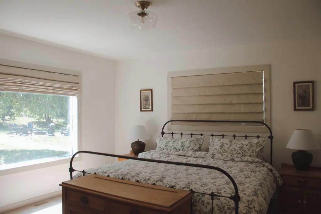 4 bedrooms, desk, iron/ironing board, WiFi