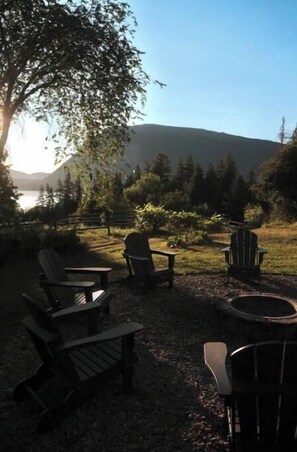 Property grounds - Mirabelle Farm - Acreage/Lake View/Pool/Hot Tub (Salmon Arm)
